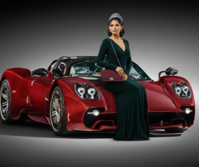 borsetta bordeaux by Liza indossata da miss mondo su una Pagani